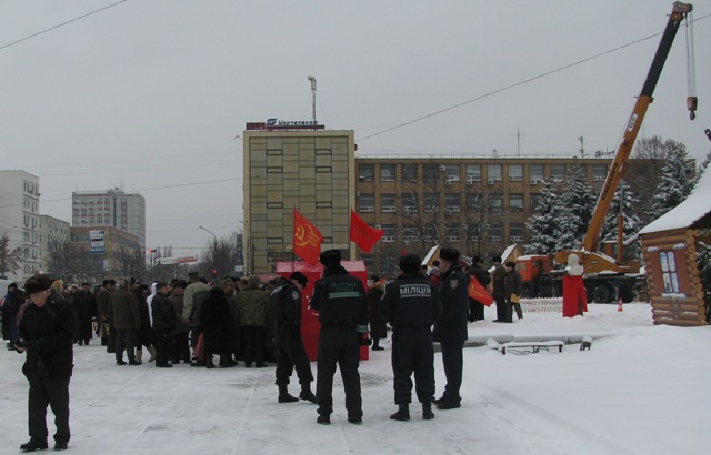 Сьогодні на Соборній площі було людно: комуністи – протестували, поряд комунальники розбирали «губернаторську ялинку»