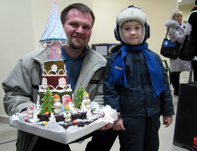 Черкащанин Микола Бондаренко з сином купили торт за 200 грн