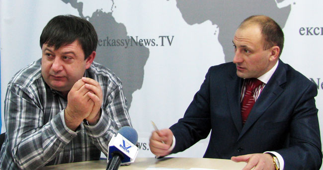 Анатолій Бондаренко (справа) переконує Олександра Радуцького, що бютівці таки не приєднуватимуться до можливої більшості в міськраді