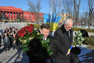 Перед Каневом, Микола Азаров взяв участь у покладанні квітів до пам'ятника Шевченку у Києві