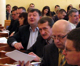 Олександр Радуцький (у центрі) сподівається, що спорт "конструктивно" впливатиме на колег-депутатів