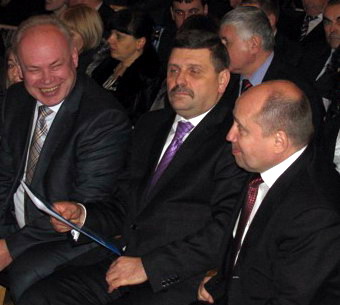 Поки що в губернаторській "обоймі"... Заступники голови ОДА беруть участь в обласній конференції ПР: Рябцев, Влізло, Корнієнко (справа наліво)