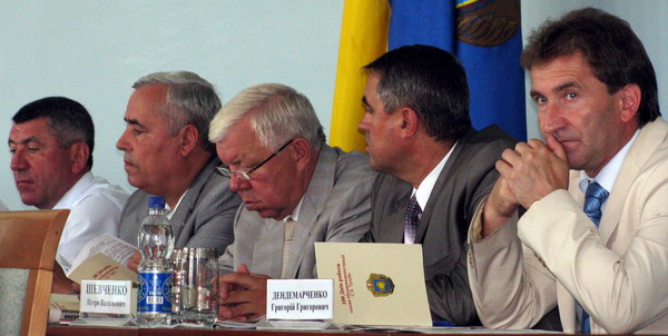 Григорій Дендемарченко (крайній справа) є членом колегії Черкаської облдержадміністрації, яка є найбільшим представницьким органом черкаських чиновників