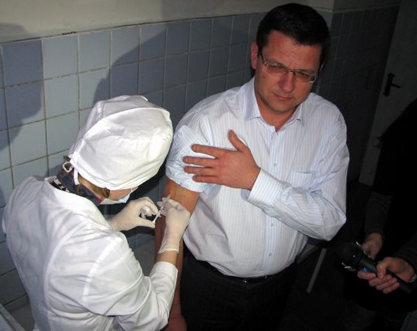 Міський голова Черкас вакцинується проти грипу вже шість років