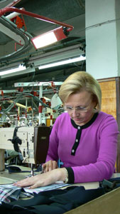 Саме за швейною машинкою Горбенко Наталія починала свою трудову кар'єру. За роки перебування на посадах директора та народного депутата Україна вміння вправно шити не зникло.