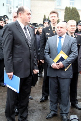 Перший заступник губернатора Сергій Рябцев (справа) інформує заступника МНС про протипожежну готовність Черкащини