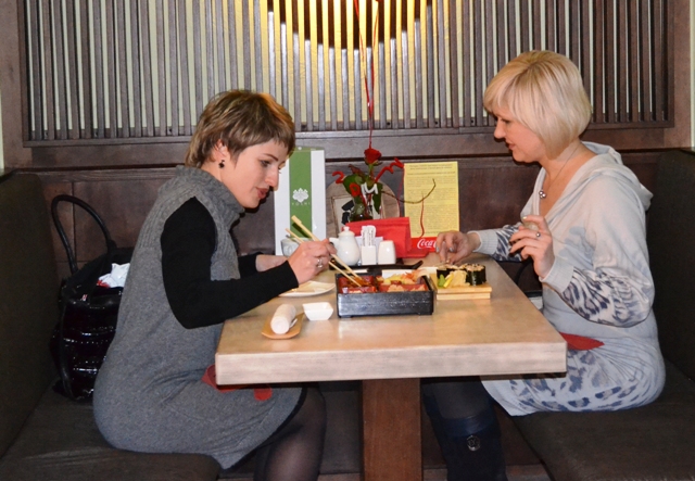 Подруги Олена та Світлана поділилися враженнями про страви на сайті "Прочерк" і отримали у подарунок бізнес-ланч