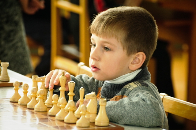 Нових вихованців до шахового клубу «Золотий пішак» приводять частіше не батьки, а тренери інших видів спорту, оскільки будь-хто з наставників хоче мати розумного учня. А спортивний характер та зосередженість можна виховати тільки за допомогою шахів.