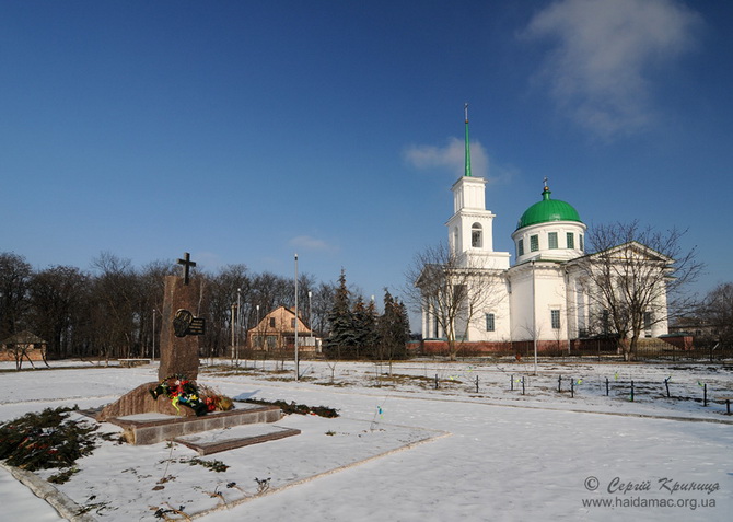 Гельмязів - Мурована Троїцька церква, збудована у стилі пізнього класицизму у 1841 р.
