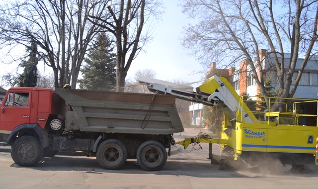 Принцип роботи прибиральної машини: дві бокові щітки підгрібають сміття на середину. Задня центральна щітка подає сміття спочатку на елеватор, а потім на транспортер. Є також два баки води, загальною ємністю понад 1 тонну для боротьби з пилом.