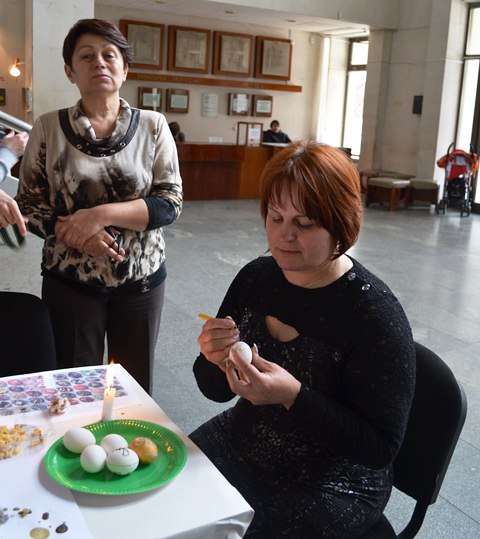 депутат Валентина Коваленко робить писанку для внучки Оріяни