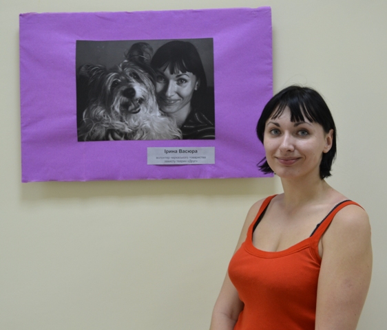 Волонтер товариства захисту тварин "Друг" Ірина Васюра і Челсі