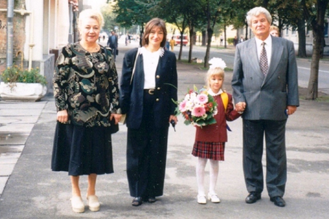 Валентина та Вадим Гетьман разом з дочкою Іриною ведуть свою онучку Маринку до першого класу. 1 вересня 1997