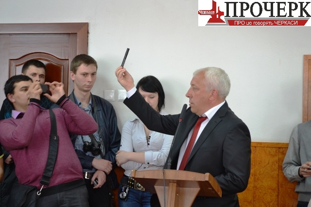 Новобраний депутат Черкаської міськради Олексій Арсенюк не лише встиг побувати на сесії, а й вручив Миколі Булатецькому чорний маркер, аби той зробив «правильний вибір»