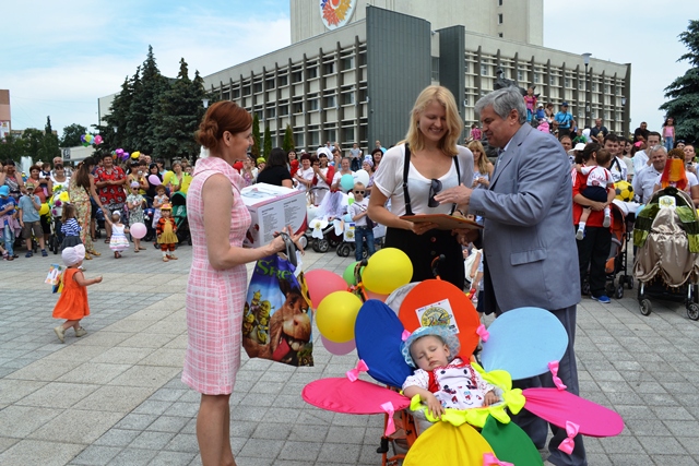 Під час нагородження переможців у номінації«У гостях у казки» в. о. міського голови Віктор Білоусов закликав аплодувати тихіше, адже малеча на той час заснула