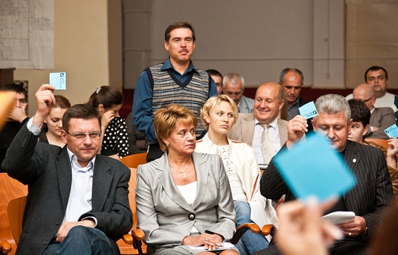 Карась (крайній праворуч) - член команди Одарича. Фото з виборчої конференції міської конференції Партії вільних демократів