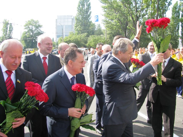 Сергій Борисович палко вітав черкащан, перш ніж поклав квіти до пам’ятника