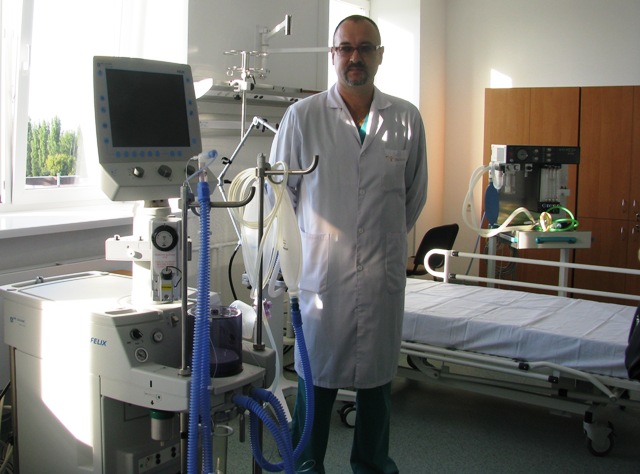 Максим Босенко показує унікальний апарат для проведення наркозу та анестезії