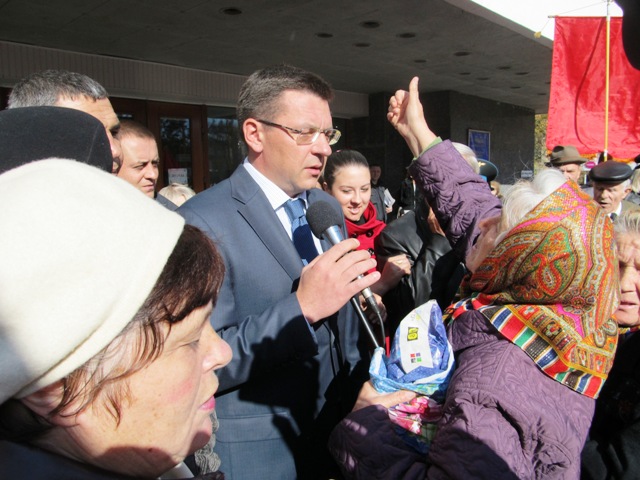 Нагадаємо, що вчора, 13 жовтня, розбурханий натовп мало не затоптав міського голову, коли той спробував пояснити мітингувальникам, чому в місті зменшилася кількість пільгових тролейбусів. Фото "Прочерку"