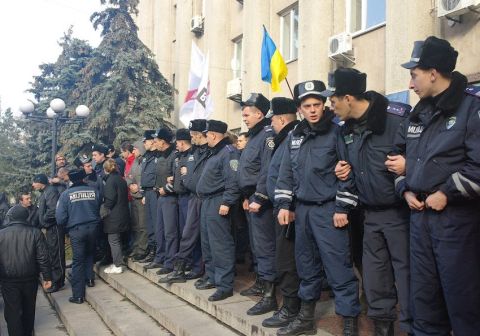 ОВК блокують від «братків». Фото Сергія Криниці