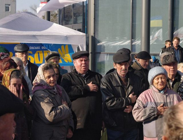 Люди під ОВК в Каневі сходяться на мітинг на підтримку Леоніда Даценка. Фото з Фейсбуку Сергія Криниці