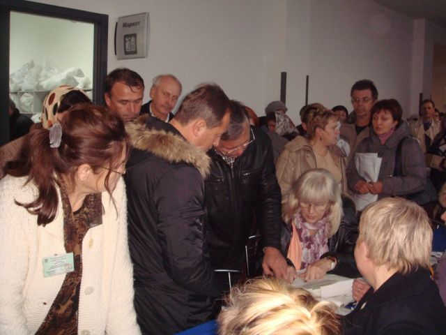 Томенко з Гриценком наводять шороху в Канівській ОВК. Фото з групи у Фейсбуці «Черкащина: захистимо вибір»