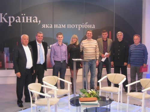 Валентин Чернявський - третій зліва