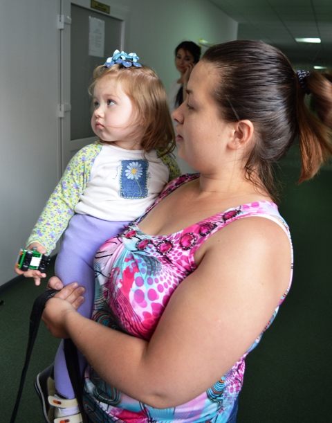 Черкащанка Наталія сподівається, що процедури допоможуть її доньці Поліні видужати