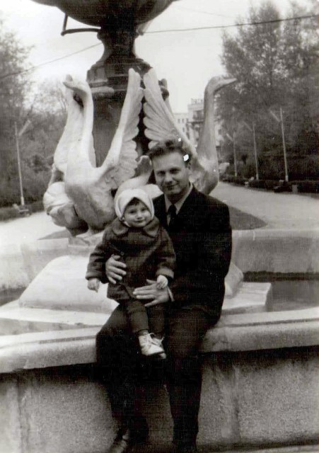 Наталія Некрасова з татом у Першотравневому парку (1972 рік)