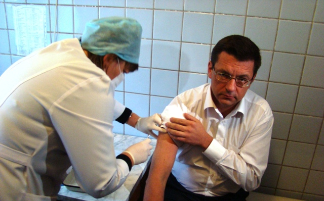 Мер Черкас власним прикладом агітує за вакцинацію