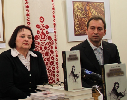 Для своїх презентацій Томенко облюбував черкаський музей «Кобзаря». Тут у березні він презентував перевидання біографії Шевченка