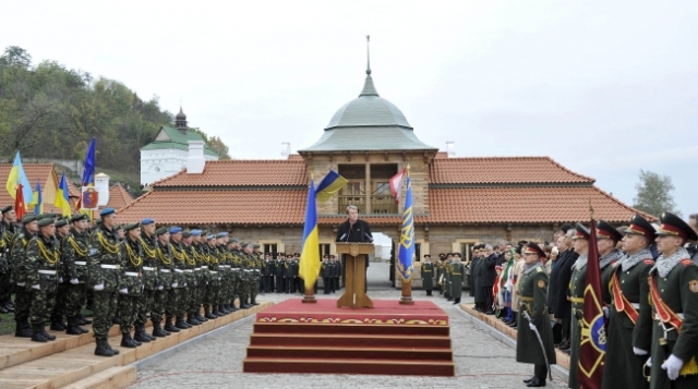 17 жовтня 2009 року, як завжди з запізненням, тодішній Президент Віктор Ющенко відкривав першу чергу будівництва історико-архітектурного комплексу «Резиденція Богдана Хмельницького» Національного історико-культурного заповідника «Чигирин»