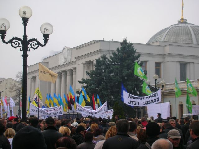Верховна Рада - в облозі народного протесту
