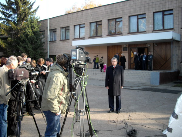 Під час прямого ефіру у губернатора випав навушник і він кілька секунд альокав, бо нікого не чув, поки прес-секретар не підбігла й не підняла навушник із асфальту та не вставила його