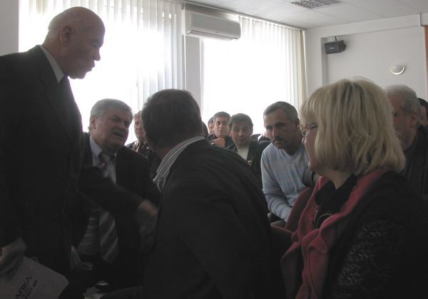 На сесії мало не побилися депутати Мирза (на фото - у центрі) і Сахно