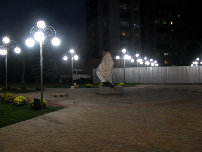 Пам'ятник Василю Симоненку вже встановлено. Фото на своєму блозі опублікував мер Черкас