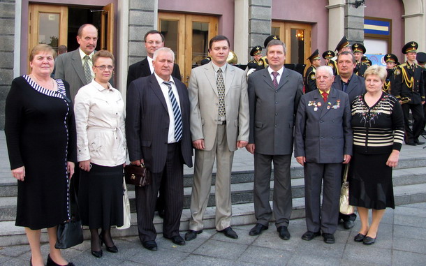 Дисциплінована "делегація Чигиринської РДА", як себе представив її голова Володимир Калашников (четвертий справа)