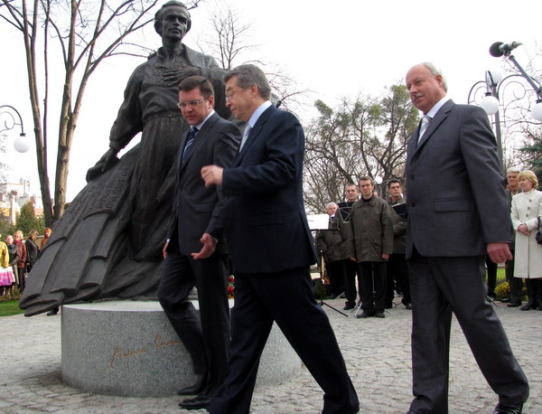 Перша публічна поява після виборчого "примирення" губернатора і мера - на відкритті пам'ятника Симоненку