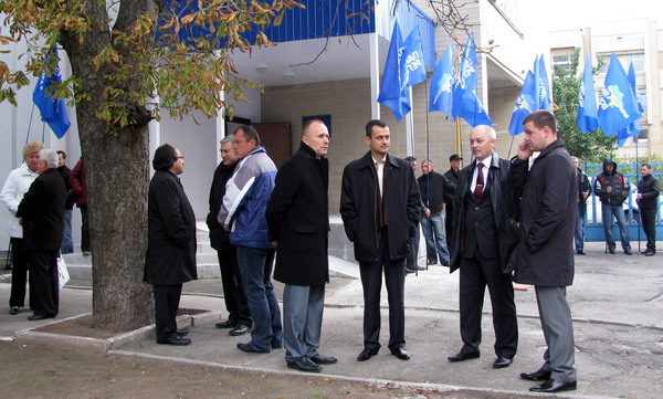 Партійна група підтримки - у центрі - голова міських регіоналів Сергій Отрешко