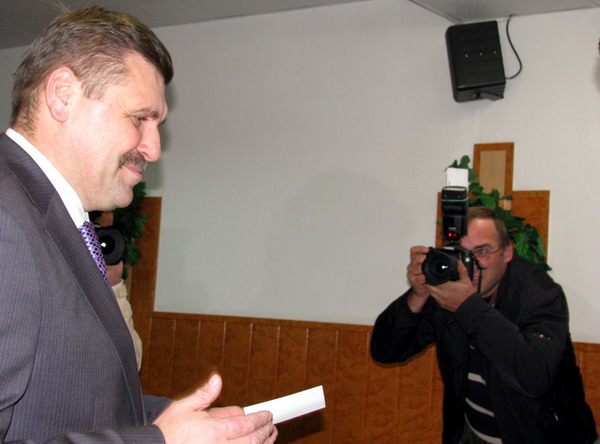 Разом з Євгеном Влізлом посвідчення кандидата на посаду міського голови Черкас отримало ще вісімнадцять претендентів