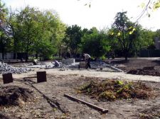 Сквер за Палацом одруження готують до встановлення пам'ятнику Симоненку