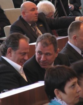 Відновивши на короткий час владні повноваження, Вадим Льошенко (на фото - в центрі) знову їх втратив. Нині він залишається просто депутатом облради