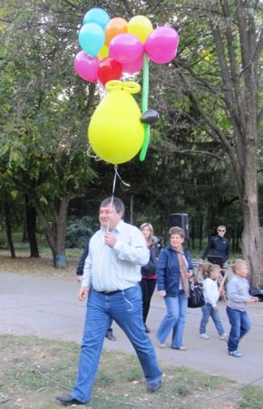 Олександр Радуцький з «великим яскравим Вінні Пухом з кульок» поспішає до малечі. Фото з блогу О. Радуцького