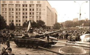 Після погрозливого дзвінка, що пролунав за декілька днів до незалежності, Даценко допускав жахливий розвиток подій: з танками і арештами.