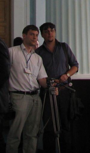 Максим Дубінський (на фото у синій сорочці) здобував фахові знання на смілянській студії «Тясмин». Однак новини на каналі «Сміла-ТВ», які робляться під його керівництвом, він вважає якіснішими
