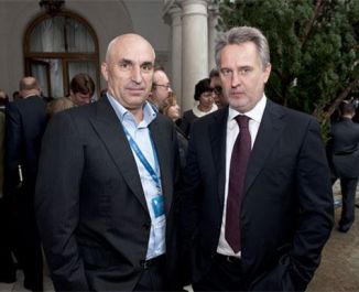 Колишній власник Олександр Ярославський (зліва) та новоспечений власник черкаського «Азоту» Дмитро Фірташ