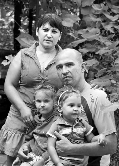 Олександр Куча з дружиною Людмилою та доньками Сашею і Альоною. Фото - "Сільські вісті"