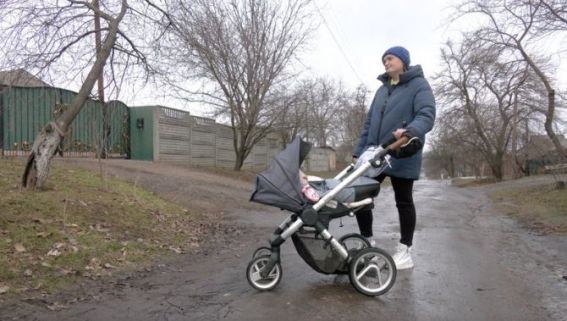 Євгенія Гладир з дитиною. Суспільне Черкаси