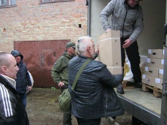 Продуктові набори добровольцям, учасникам АТО від спілки. Допомогу отримує Вадим Козловський