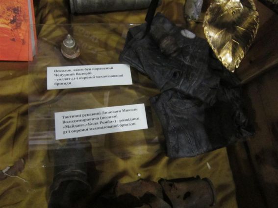 Тактичні рукавиці Миколи Липового в експозиції обласного краєзнавчого музею, в яких він був під Іловайськом